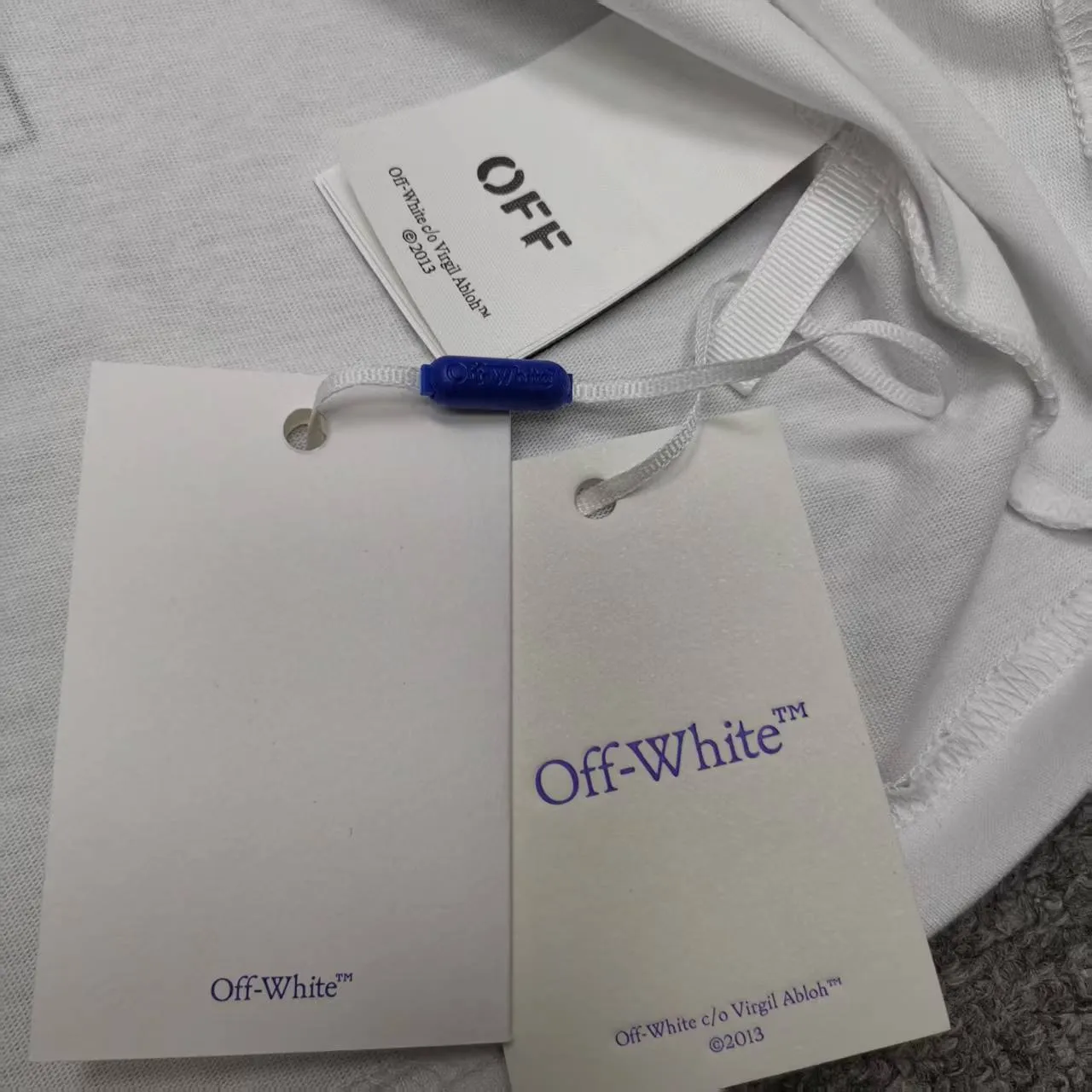 The top proven version OFF-WHI* 25SS new printed short-sleeves, loose fit, the same style for male and female couples stars. American designer Virgil Abloh founded the luxury street brand Off-White based on the pop culture of the younger generation. Walking between street culture and high-end fashion, contemporary elements are used to interpret youth culture, and fine workmanship is used to interpret trendy clothing. Photos, paintings and eye-catching graphic printing are all sources of inspiration for the designer. 32 counts of 260g double yarn pure cotton fabric, the printing uses Kornit digital direct injection technology, and the picture is clear. The white glue base ensures the firmness of the printing, and machine washing is stress-free - 1:1 original mold opening, ZP development, perfectly restored to the original version, produced by a large factory, not produced by a small factory on the market, fine wiring, top-notch craftsmanship, welcome to compare - A complete set of customized accessories for collar labels, hang tags, and wash water labels - Exclusive logo packaging - No matter age, body shape or gender, it is very suitable for both men and women. All details are real photos, buy with confidence. Color: black, white Size: S-XL P;120